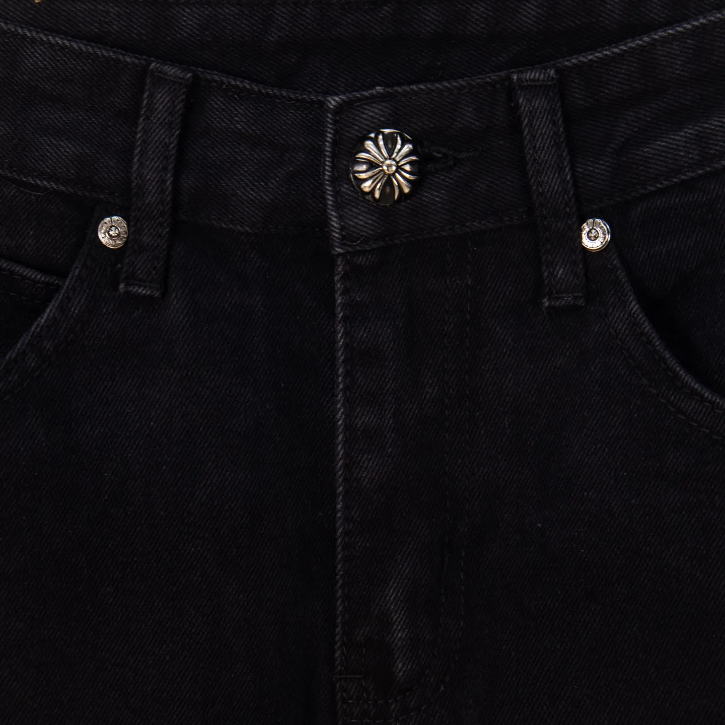 P260 Chrome Hearts Black Pants Sanskrit Black Pink Multi-Leather Jeans CH jeans need to be washed after the finished product is disassembled and then hand-stitched with sheepskin cross leather and then spliced ​​together to complete. The whole piece has too many craftsmanship to explain, patchwork cross flower embellishment, high-waisted washed jeans! ! Absolutely high-end luxury products, god-level single products and super popular products, made with top heavy industry, a must-see magic weapon. Customized hardware. The fabric is thick and soft after washing. It has good breathability. Customized small leather label. Unique design. The details are simple and elegant, and the workmanship is exquisite. The entire trousers are neatly routed and the details are in place! It’s so cool that both men and women can easily control the genderless trend! Style number: 1871# Color: black Size: 28 30 32 34